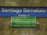 Imagen de archivo de algunas de las señales indicadoras de Metro de Madrid vendidas este martes.
