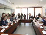 El ministro de Asuntos Exteriores, Jos&eacute; Manuel Albares, y el consejero de la Presidencia, Interior, Di&aacute;logo Social y Simplificaci&oacute;n Administrativa, Antonio Sanz, durante una reuni&oacute;n junto a representantes municipales del Campo de Gibraltar.