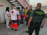 La Guardia Civil ha detenido en la tarde de este lunes a dieciocho personas de origen magrebí en una playa de Albuñol (Granada) que iban a bordo de una embarcación y que consiguieron alcanzar esta zona de la costa.