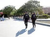 Agentes de la Policía Local patrullan en el interior del Parque Central de Valencia.