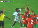 Ruth Kipoyi golpea en la cara a Yasmin Mrabet durante el amistoso entre Marruecos y la República Democrática del Congo.