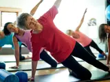 Un grupo de mujeres mayores haciendo ejercicio físico