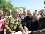 Benjamín Netanyahu durante su vista a las tropas apostadas en la frontera con Líbano.