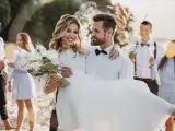 Una pareja de reci&eacute;n casados celebrando su boda.