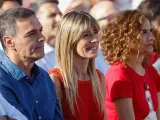 El secretario general del PSOE y presidente del Gobierno, Pedro S&aacute;nchez, junto a su mujer, Bego&ntilde;a G&oacute;mez, durante un mitin en Benalm&aacute;dena (M&aacute;laga).