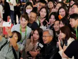 Jensen Huang, el CEO de Nvidia, en la feria Computex posando para una selfie con miembros de los medios de comunicación.