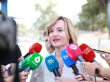 La ministra de Educación y portavoz del Gobierno, Pilar Alegría, atiende a los medios en Sevilla.