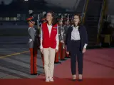 La reina Letizia es recibida por la viceministra guatemalteca de Relaciones Exteriores, María Luisa Ramírez (der.), a su llegada a Guatemala en el marco del viaje para conocer algunos de los proyectos en los que España participa en materia de cooperación.