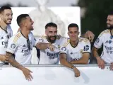 Los jugadores del Real Madrid Joselu, Dani Ceballos, Dani Carvajal, Lucas Vázquez y Nacho Fernández (i-d) este domingo en la Plaza de Cibele