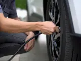 Esta es la forma correcta de comprobar la presión de tus neumáticos.