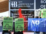 Activistas protestan contra la Copa América en Barcelona.