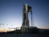 La nave espacial Starliner de Boeing sobre el cohete Atlas V de United Launch Alliance en la plataforma de lanzamiento.
