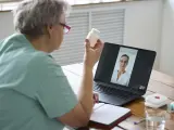 Una mujer consulta por videollamada con su médico la medicación pautada.