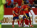 Ayoze Pérez se abraza con Aleix García para celebrar su gol con España.