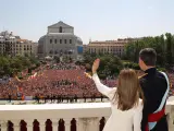 El rey Felipe VI saluda a los ciudadanos tras su coronación el 19 de junio de 2014.