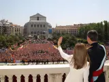 El rey Felipe VI saluda a los ciudadanos tras su coronaci&oacute;n el 19 de junio de 2014.