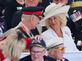 Carlos III y Camila asisten al 80 aniversario del desembarco de Normand&iacute;a