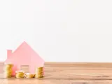 Estrategias clave para pagar menos intereses en tu hipoteca si tienes dinero ahorrado.