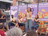 Irene Montero al micrófono en el acto de cierre de campaña de Podemos para el 9J.
