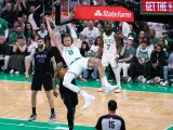 Kristaps Porzingis se cuelga del aro durante el primer duelo entre los Celtics y los Dallas Mavericks.