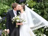 Chester (United Kingdom), 06/06/2024.- Hugh Grosvenor, 7th Duke of Westminster, (L) and Olivia Henson, the Duchess of Westminster, kiss following their wedding at Chester Cathedral in Chester, Britain, 07 June 2024. (Reino Unido) EFE/EPA/ADAM VAUGHAN BRITAIN ROYALS WEDDING