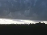 Nubes de tormenta se mueven a lo largo de la Interestatal 80 en el extremo noroeste de Davenport, Iowa, el viernes 24 de mayo de 2024.