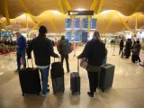 Varias personas en el aeropuerto Adolfo Suárez Madrid-Barajas,