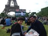 Alcaraz disfruta de un partido de Roland Garros cuando era niño en una pantalla bajo la Torre Eiffel.