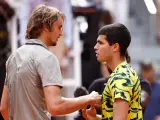 Carlos Alcaraz of Spain saludates to Alexander Zverev of Germany after winning during the Mutua Madrid Open 2023 celebrated at Caja Magica on May 02, 2023 in Madrid, Spain. Oscar J. Barroso / Afp7 / Europa Press (Foto de ARCHIVO) 02/5/2023 ONLY FOR USE IN SPAIN