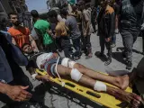Palestinos heridos en la operación israelí en Al Nusairat.