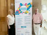 Lorenza Bermejo y su marido Felipe posan junto a un cartel de la VIII Jornada de Divulgación "HematoAvanza".