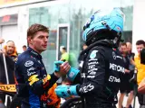 Russell y Verstappen se dan la mano tras la clasificación del GP de Canadá.
