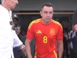 Xavi Hernández participa en un amistoso benéfico con los colores de la selección española.