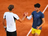 Alcaraz y Zverev se saludan tras la final de Roland Garros