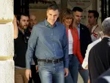 El presidente del Gobierno, Pedro Sánchez, y su mujer Begoña Gómez salen del colegio electoral tras ejercer su derecho al voto en Madrid, este domingo.