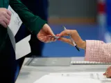 Una persona votando en Luxemburgo.