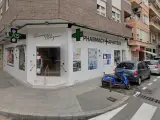 Farmacia situada en la unión de la calle Ramón Gallud con Joaquín Chapaprieta, en Torrevieja.