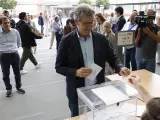 El líder del PP, Alberto Núñez Feijóo, ha votado para las elecciones europeas en el Colegio Ramiro de Maeztu de Madrid.