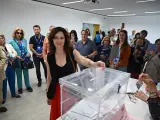 Isabel Díaz Ayuso ejerce su derecho al voto en un colegio electoral de Madrid.