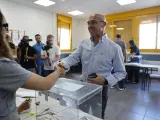 Jorge Buxadé vota en el Colegio Isabel la Católica de Boadilla del Monte.