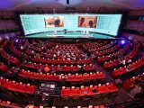 Hemiciclo del Parlamento Europeo con un estudio de televisión gigante para retransmitir los resultados de las elecciones europeas.