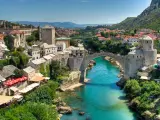 Panorámica de la ciudad de Mostar, sobre el río Neretva.