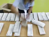 Una persona prepara las papeletas para la jornada electoral europea del 9J, este sábado en el centro de votación en el colegio Blas de Lezo en Parla (Madrid).