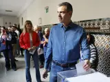 Pedro Sánchez ejerció su voto este domingo en Madrid, acompañado de su mujer.