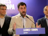El candidato de Junts, Toni Comín, acompañado del expresidente Carles Puigdemont y del secretario general del partido, Jordi Turull, valorando los resultados del 9-J.