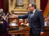 El reci&eacute;n elegido presidente del Parlament de Catalunya, Josep Rull, vota durante el pleno de constituci&oacute;n de la XV legislatura del Parlament de Catalunya.