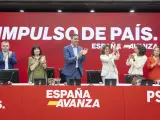 El presidente del Gobierno, Pedro S&aacute;nchez, y la vicepresidenta tercera, Teresa Ribera, en la Comisi&oacute;n Ejecutiva del PSOE tras el 9-J.