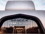Tras el rotundo éxito del lanzamiento de la Starship el jueves pasado, SpaceX da un paso adelante gigante en su ambiciosa misión de colonizar Marte con la inauguración de Starfactory, una expansión de 100 millones de dólares en su complejo Starbase en Boca Chica con el objetivo de fabricar una Starship al día.