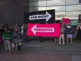 La organización Avaaz protesta musicalmente en el Parlamento Europeo, en Bruselas.