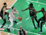 Luka Doncic, rodeado de jugadores de los Boston Celtics, durante el segundo partido de las Finales de la NBA.